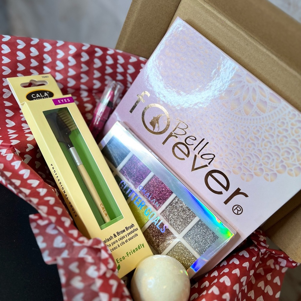Makeup Gift Set 💖 - Picture 2 of 2